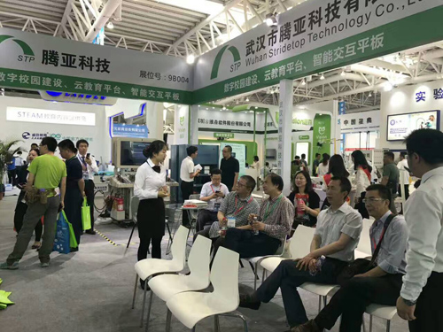 楊悅 左一 湖北省教育廳副巡視員 ， 謝新松 左三 省政府教育督導室副主任督學