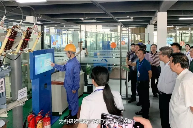 應急管理部培訓中心及省廳領(lǐng)導考察騰亞科技特種作業(yè)研發(fā)基地